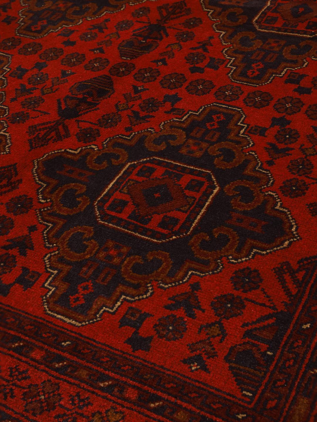Tapis afghan Khal Mohammadi noué à la main dans des tons rouge profond avec des motifs géométriques en médaillon