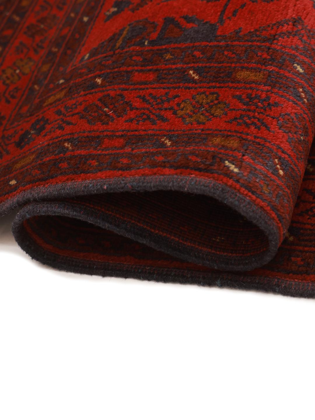 Tapis afghan Khal Mohammadi noué à la main dans des tons rouge profond avec des motifs géométriques en médaillon