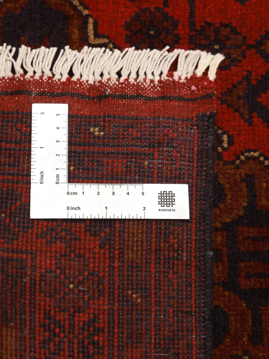 Tapis afghan Khal Mohammadi noué à la main dans des tons rouge profond avec des motifs géométriques en médaillon