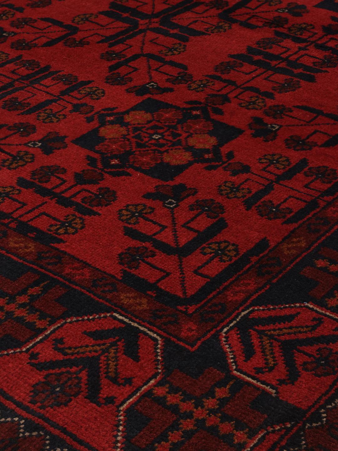 Tapis Afghan Khal Mohammadi noué à la main avec des motifs géométriques traditionnels rouge foncé et noirs