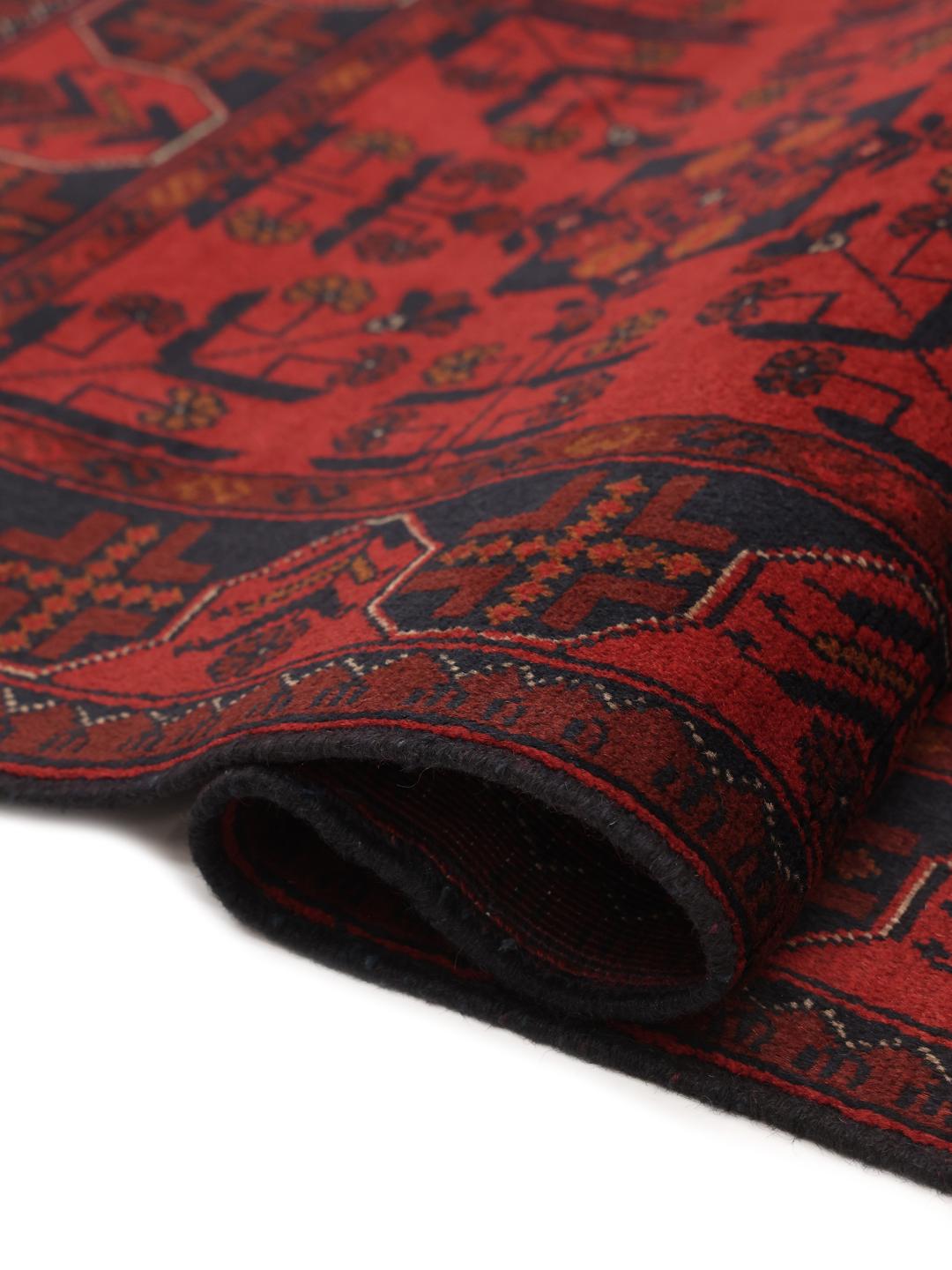 Tapis Afghan Khal Mohammadi noué à la main avec des motifs géométriques traditionnels rouge foncé et noirs