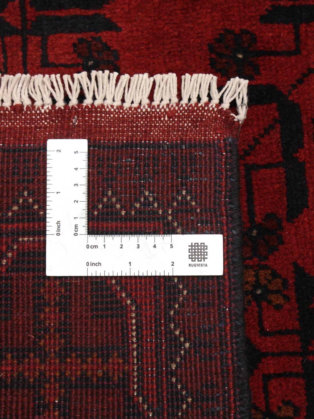 Tapis Afghan Khal Mohammadi noué à la main avec des motifs géométriques traditionnels rouge foncé et noirs