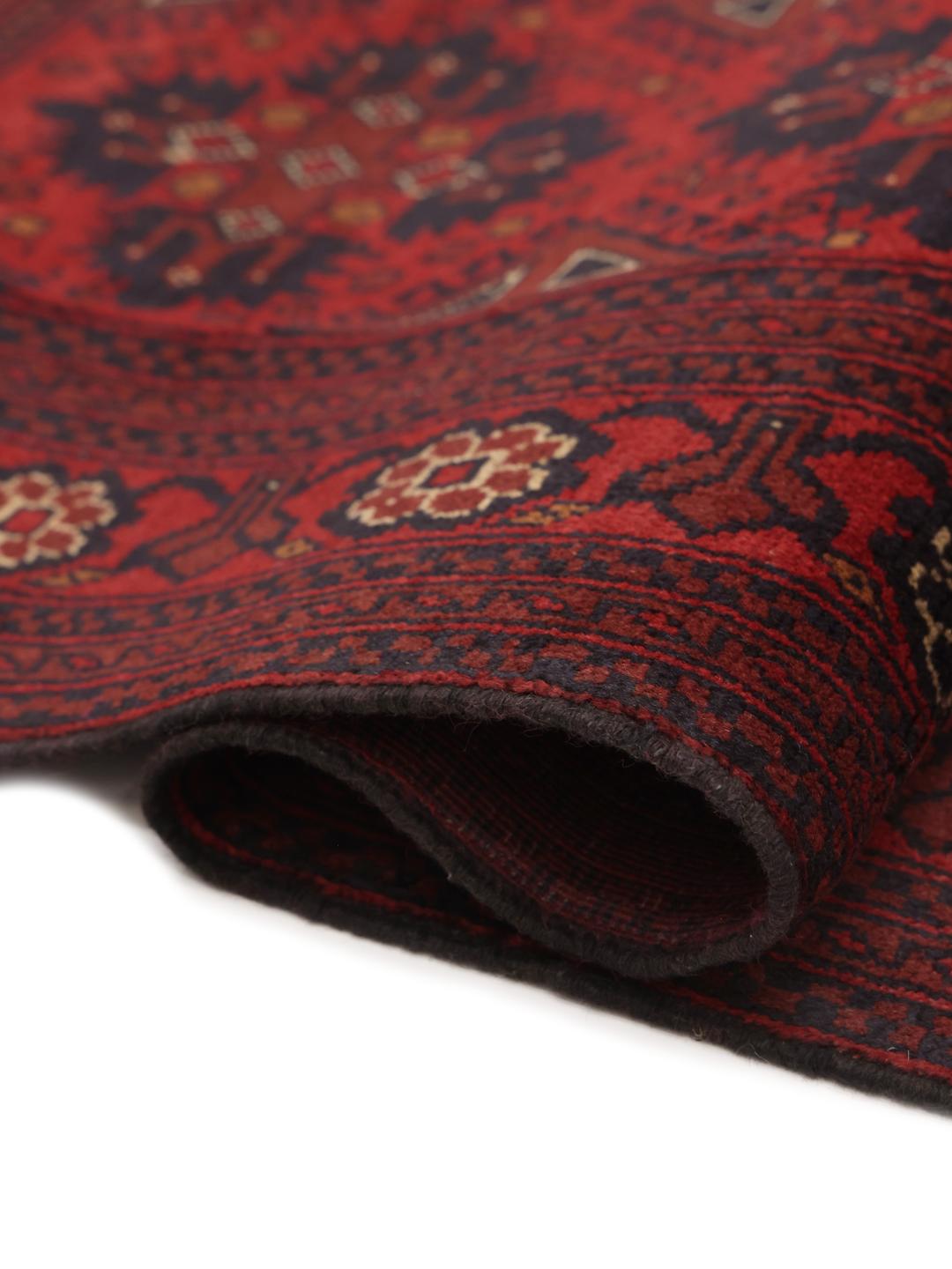 Tapis afghan Khal Mohammadi noué à la main dans des tons rouge foncé.