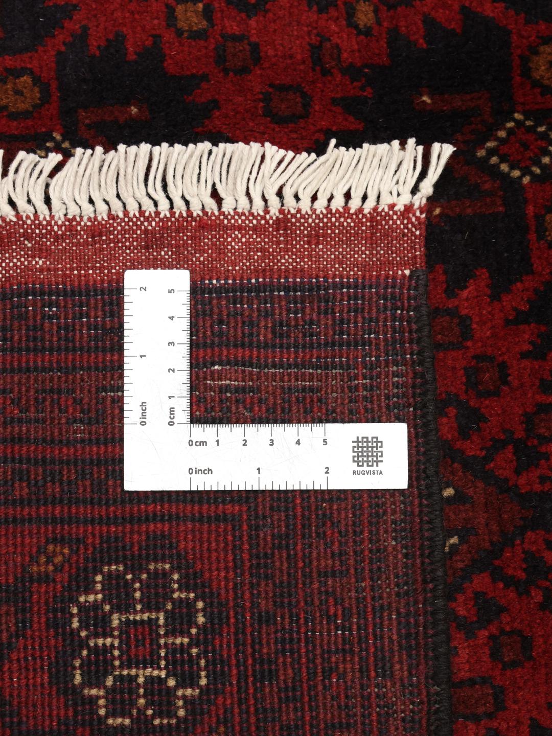 Tapis afghan Khal Mohammadi noué à la main dans des tons rouge foncé.