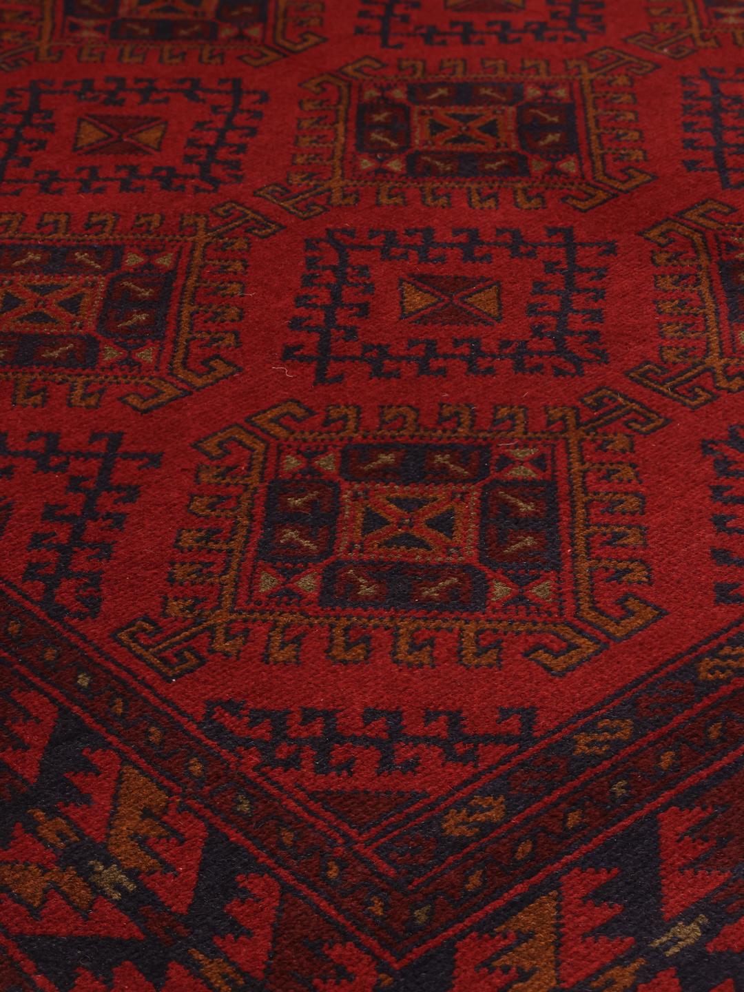 Tapis Afghan Khal Mohammadi noué à la main avec un motif géométrique rouge foncé et bleu.