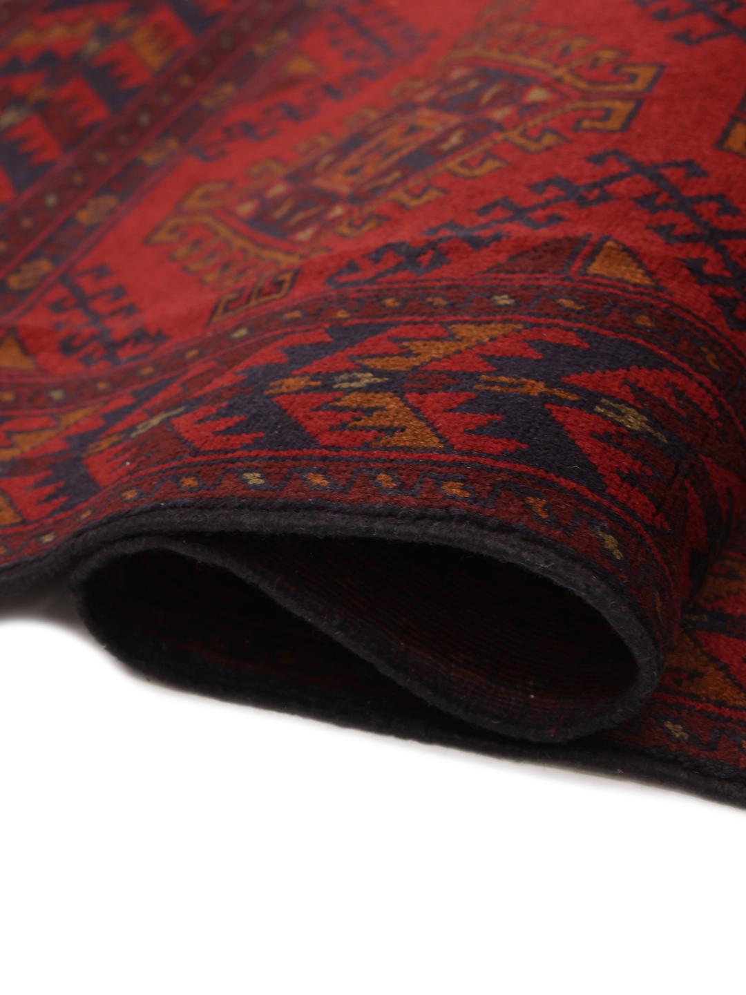 Tapis Afghan Khal Mohammadi noué à la main avec un motif géométrique rouge foncé et bleu.
