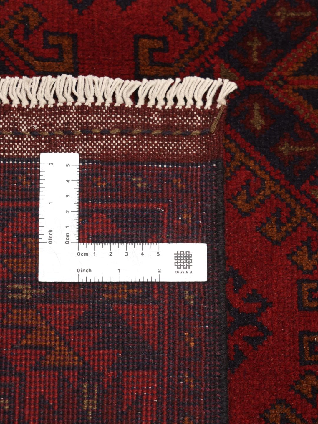Tapis Afghan Khal Mohammadi noué à la main avec un motif géométrique rouge foncé et bleu.