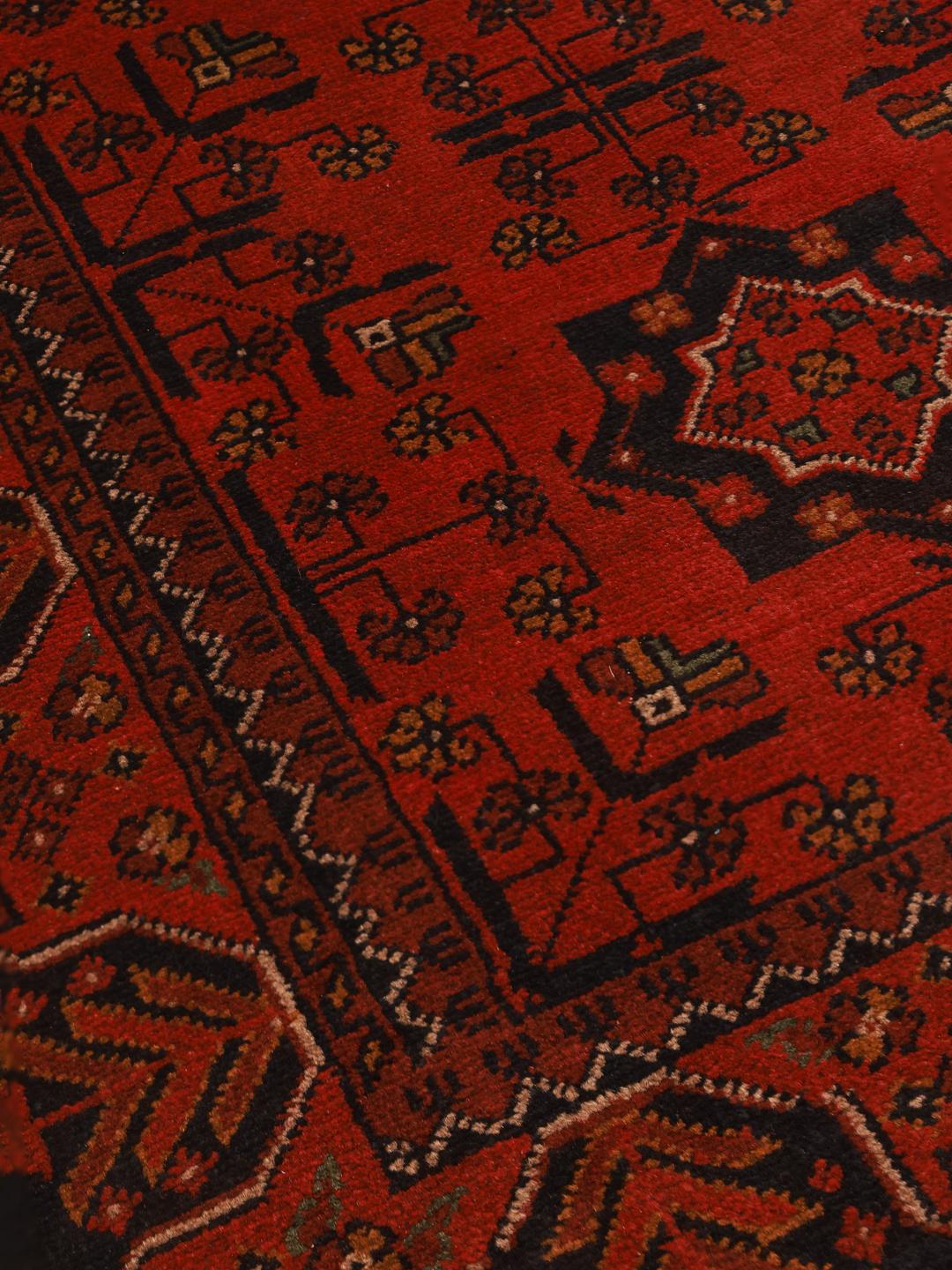 Tapis Afghan Khal Mohammadi noué à la main dans des tons rouge profond