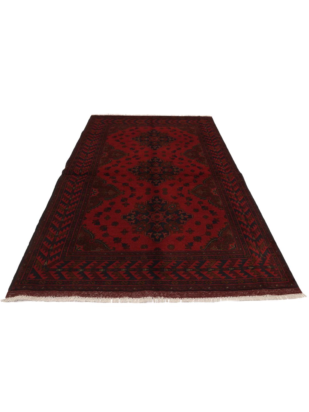 Tapis afghan noué à la main dans des tons rouge profond avec des motifs géométriques traditionnels
