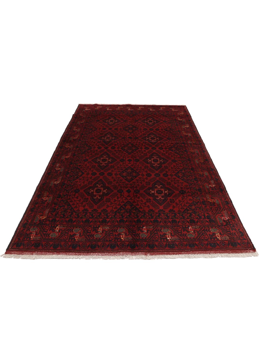 Un tapis Afghan Khal Mohammadi noué à la main présentant un champ rouge profond avec des motifs de médaillons géométriques.