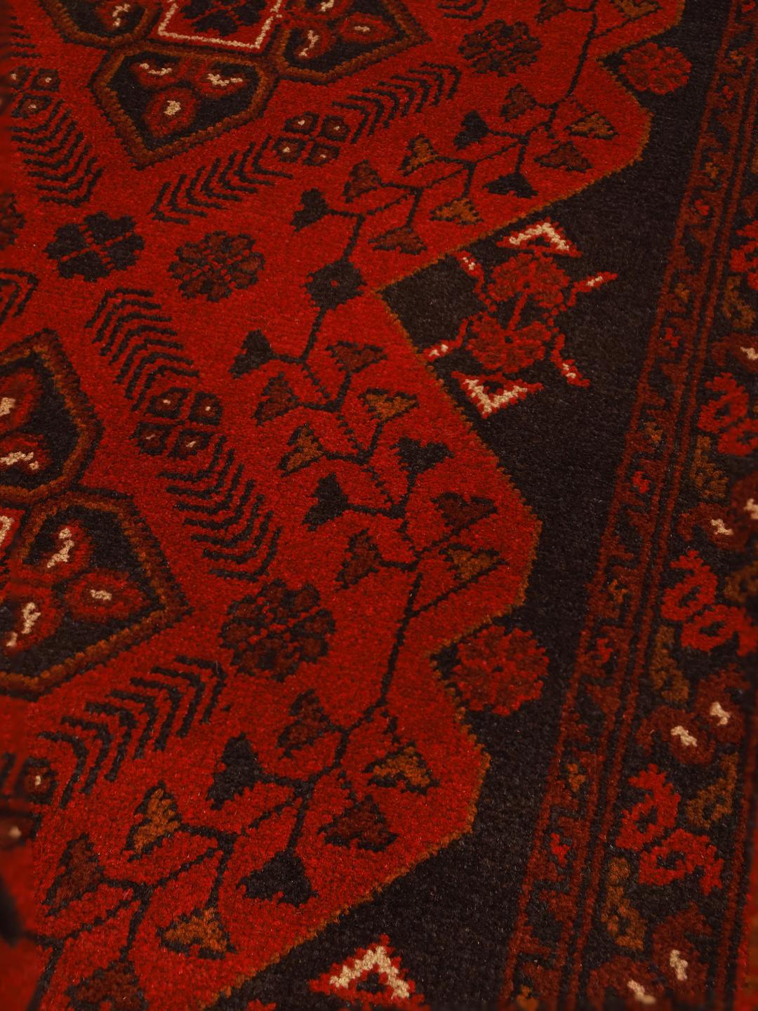 Tapis afghan Khal Mohammadi noué à la main avec des motifs géométriques rouge foncé et noirs