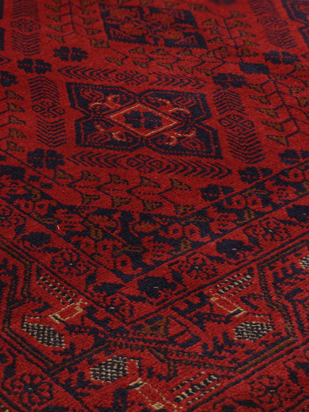 Tapis Afghan Khal Mohammadi noué à la main en rouge foncé avec des motifs tribaux