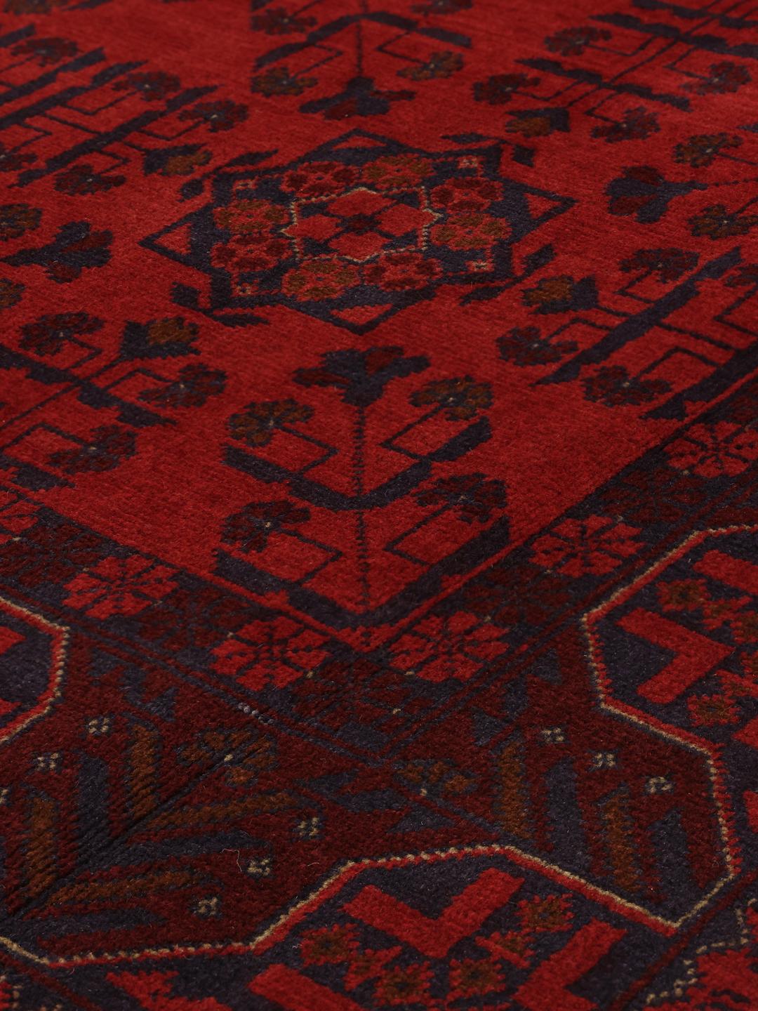 Tapis Afghan Khal Mohammadi noué à la main en rouge profond avec des motifs tribaux traditionnels