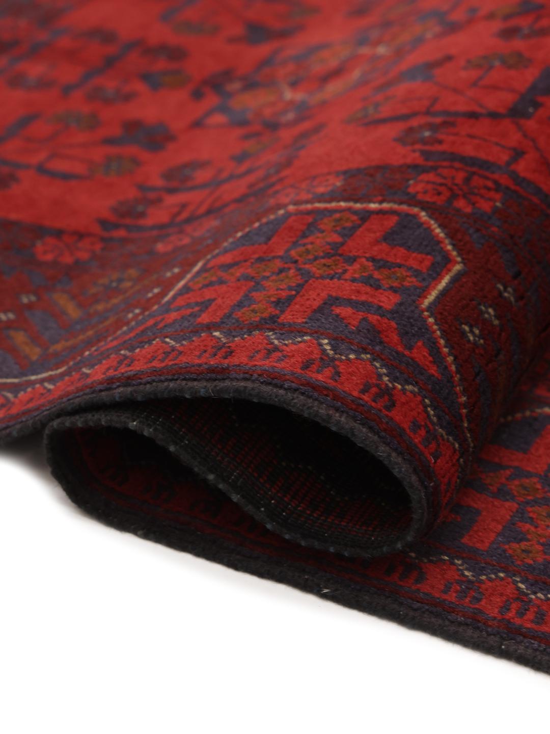 Tapis Afghan Khal Mohammadi noué à la main en rouge profond avec des motifs tribaux traditionnels