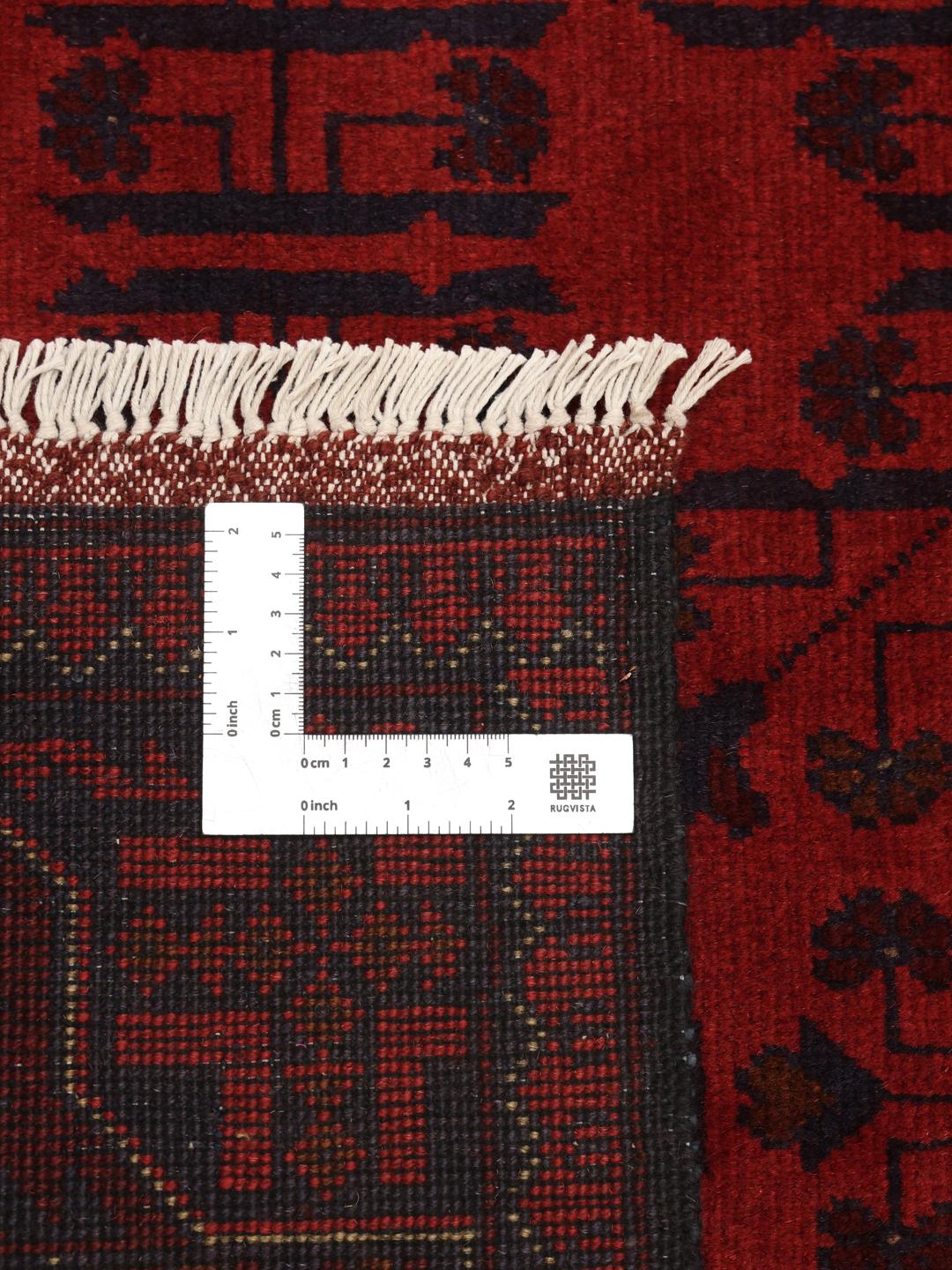 Tapis Afghan Khal Mohammadi noué à la main en rouge profond avec des motifs tribaux traditionnels