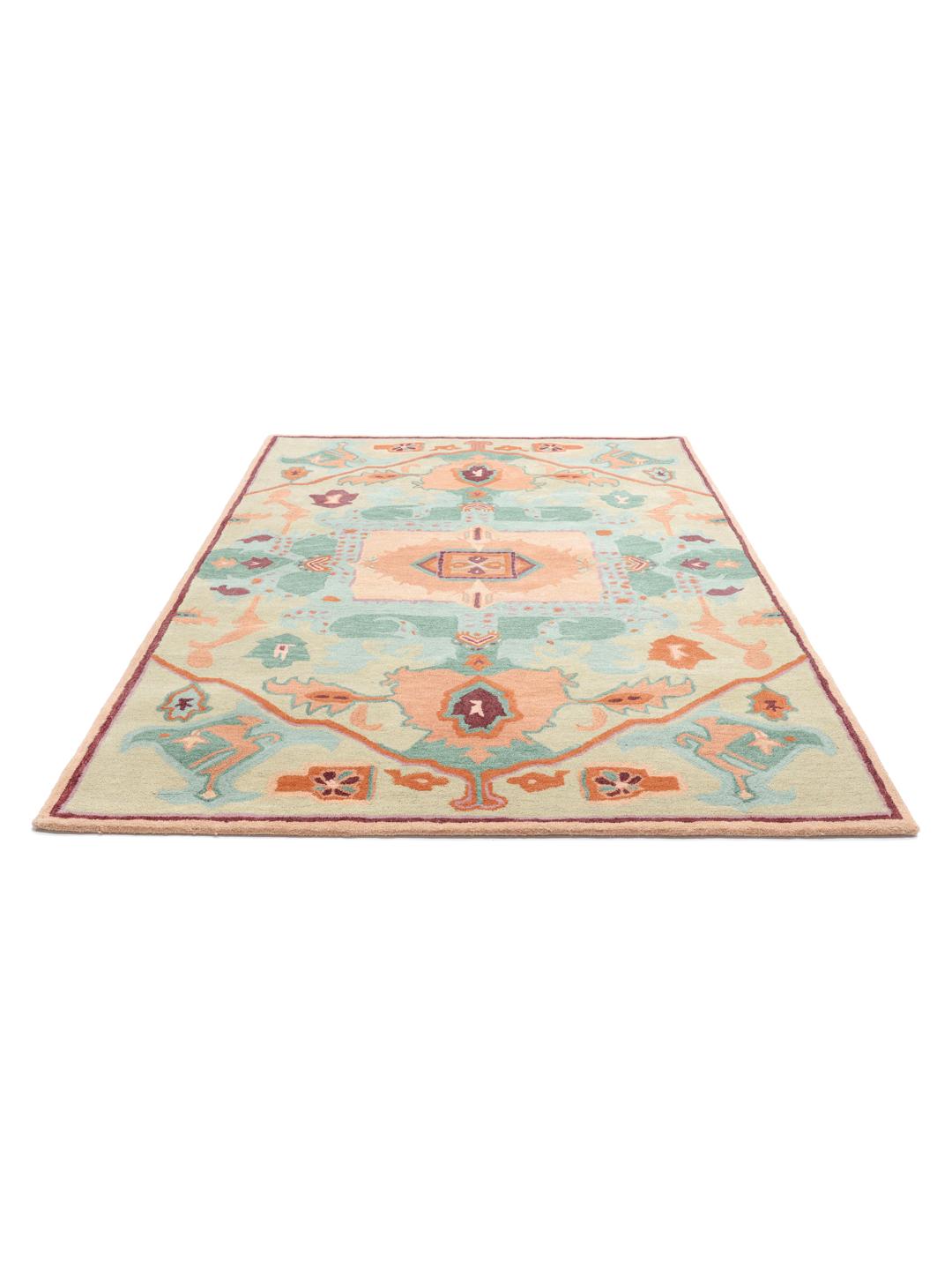 Beige tapijt met een kleurrijk traditioneel patroon en een dikke pool