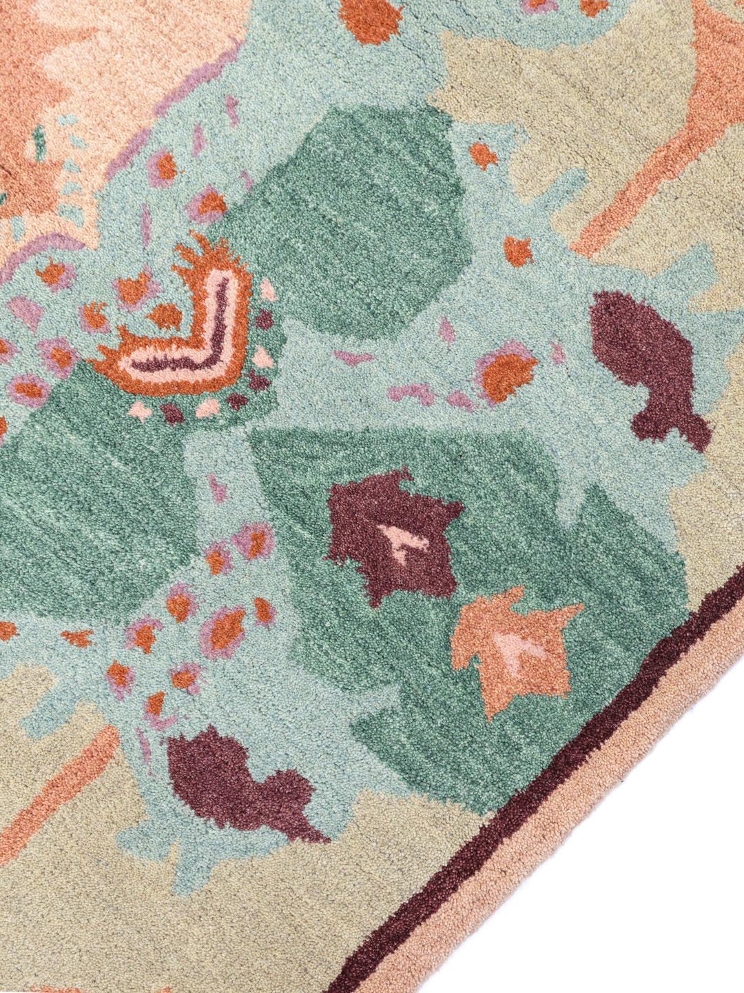 Beige tapijt met een kleurrijk traditioneel patroon en een dikke pool