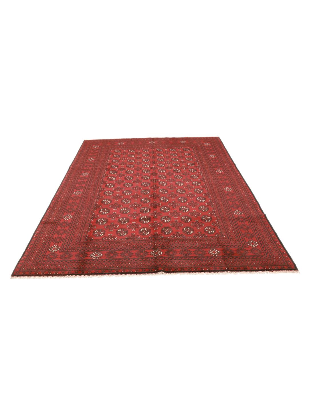 Håndknyttet Afghan Akhche-tæppe i mørkerød med traditionelle geometriske motiver.