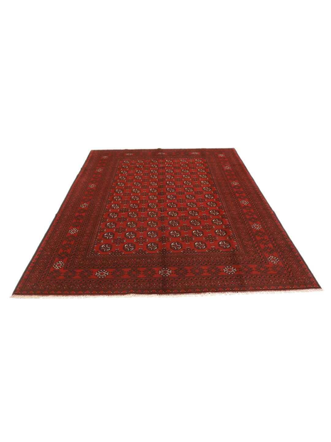 Håndknyttet Afghan Akhche-tæppe i mørkerød med traditionelle geometriske motiver.