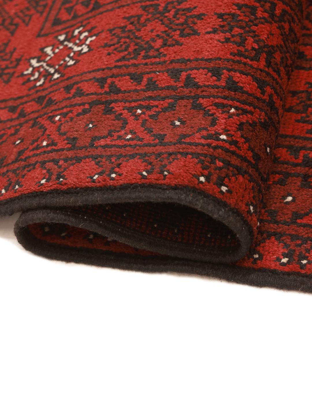 Håndknyttet Afghan Akhche-tæppe i mørkerød med traditionelle geometriske motiver.