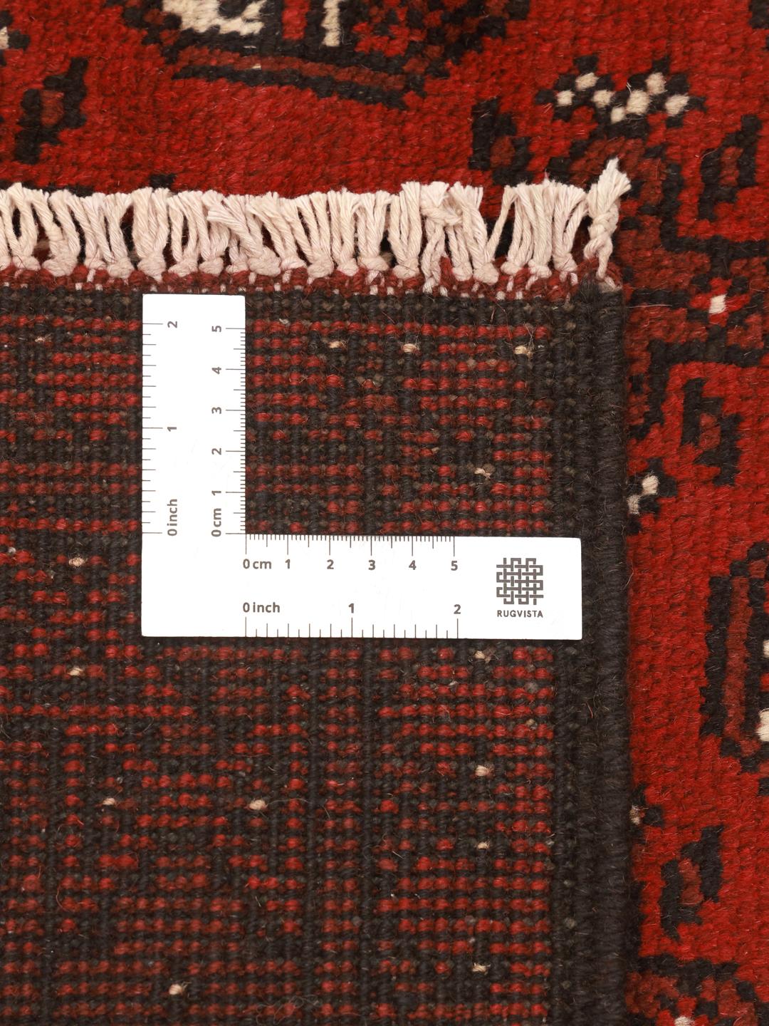 Håndknyttet Afghan Akhche-tæppe i mørkerød med traditionelle geometriske motiver.