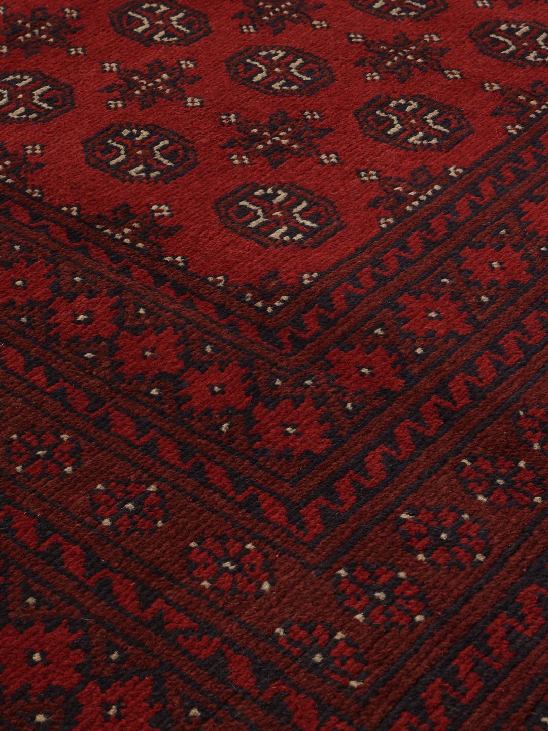 Håndknyttet Afghan Akhche-tæppe i mørkerød med traditionelle geometriske mønstre