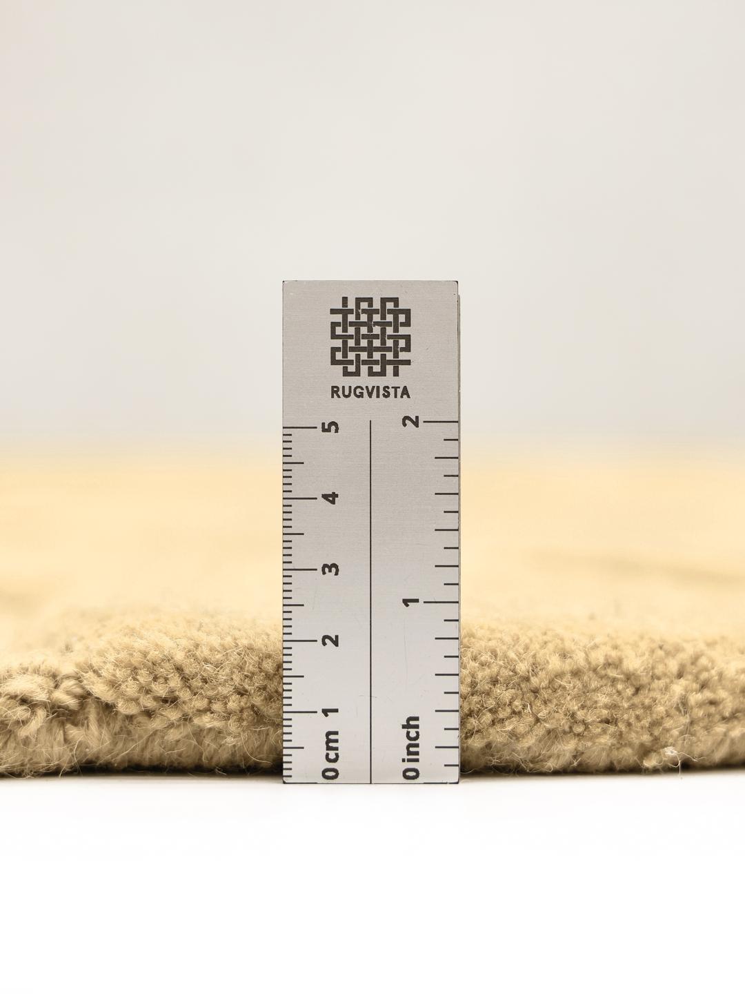 Uregelmæssigt formet beige tæppe