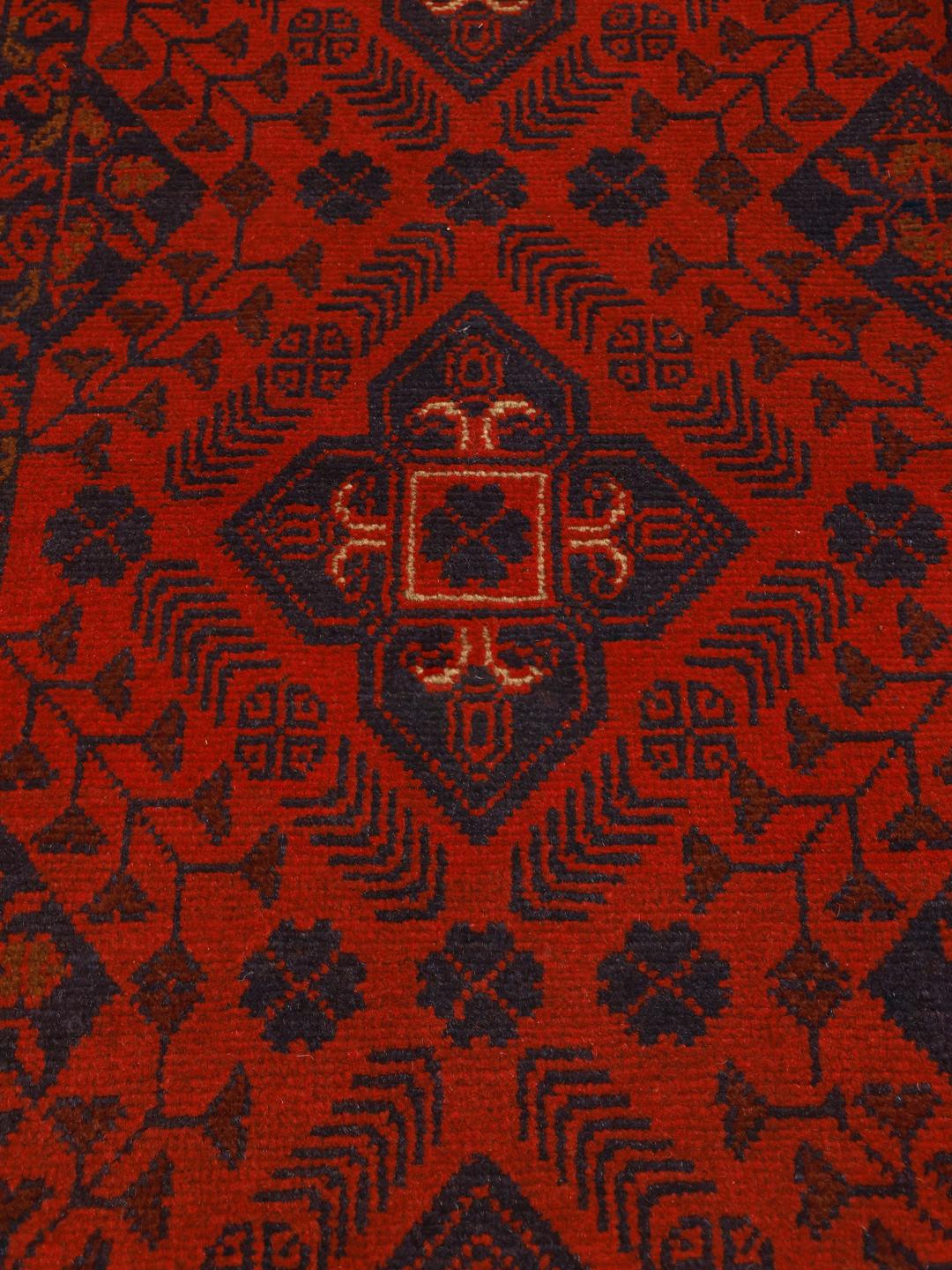 Tapis afghan Khal Mohammadi noué à la main en rouge profond avec des motifs géométriques