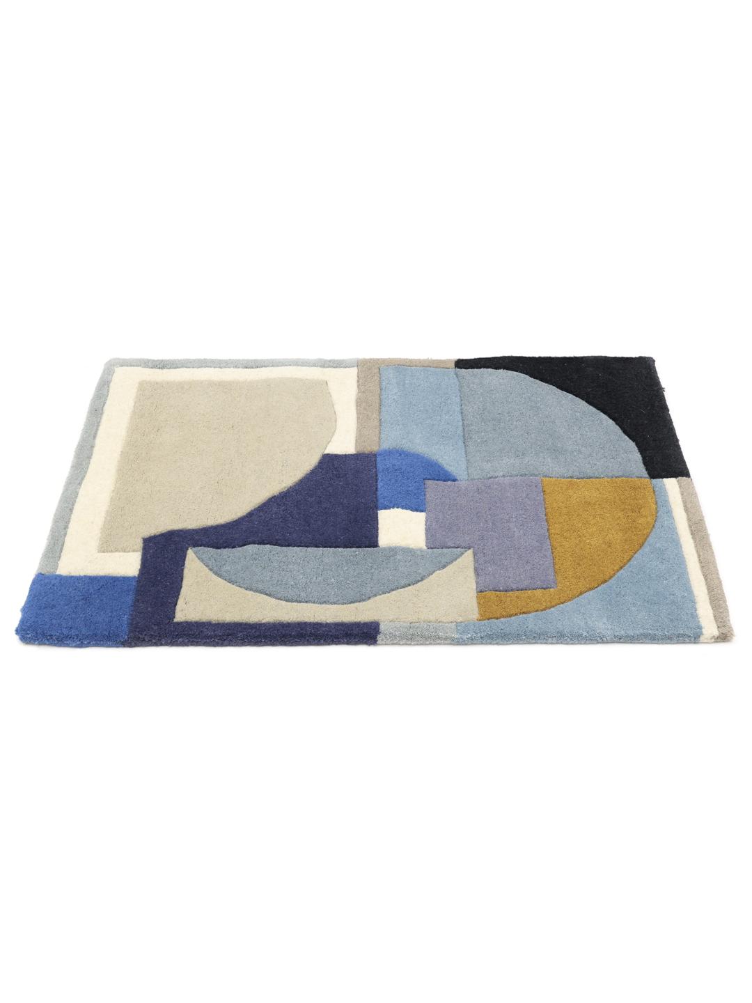Blauw tapijt met abstracte geometrische vormen