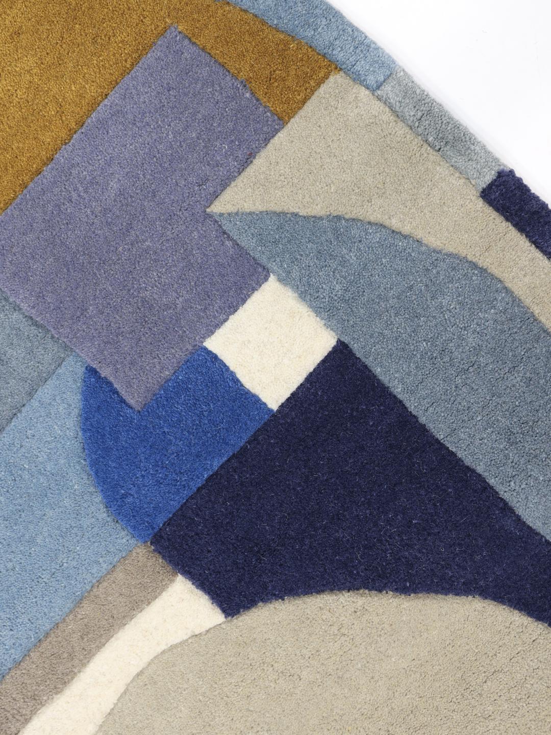 Blauw tapijt met abstracte geometrische vormen