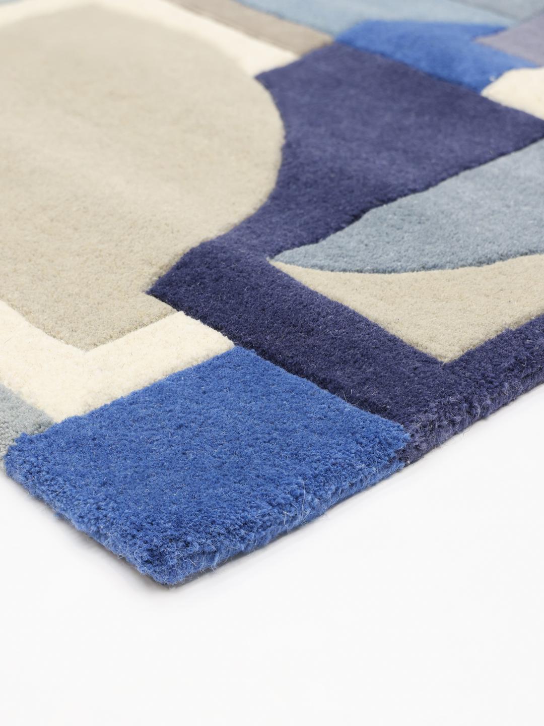 Blauw tapijt met abstracte geometrische vormen