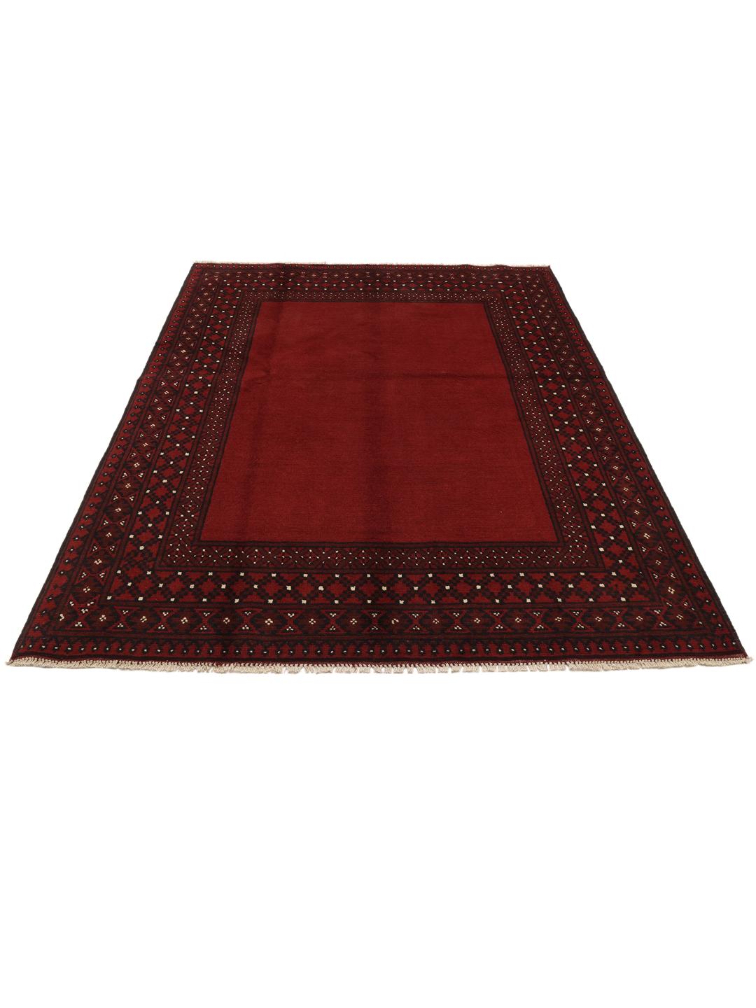 Handgeknoopt Afghan Akhche-tapijt met een rijk donkerrood veld en decoratieve rand