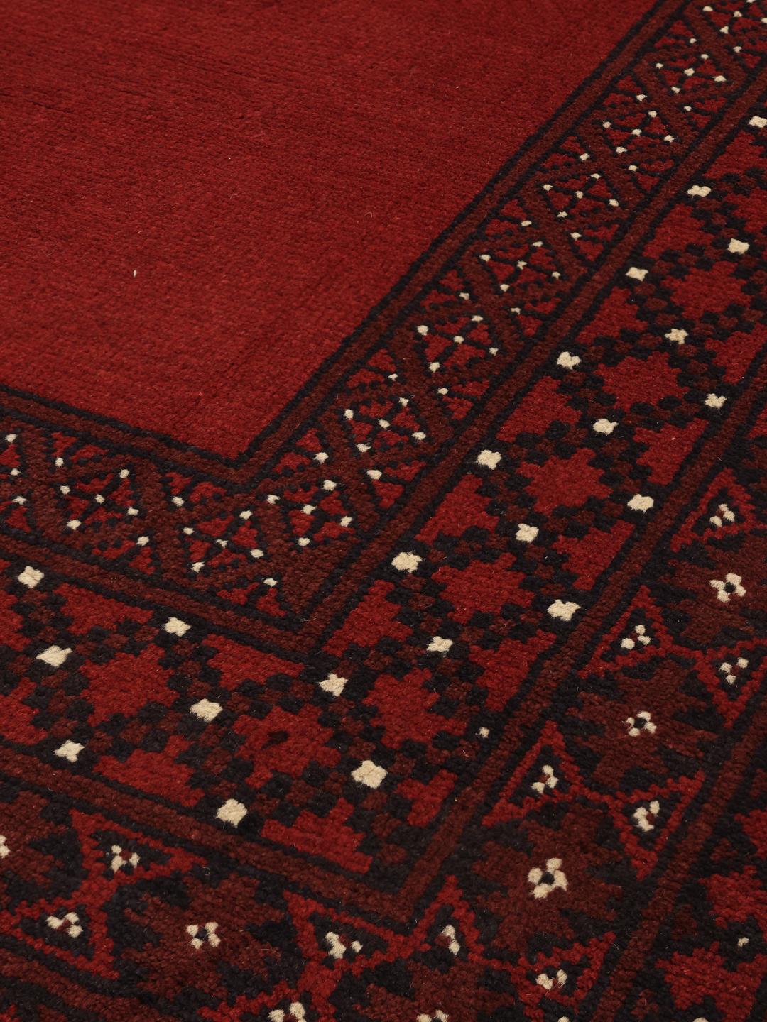 Handgeknoopt Afghan Akhche-tapijt met een rijk donkerrood veld en decoratieve rand