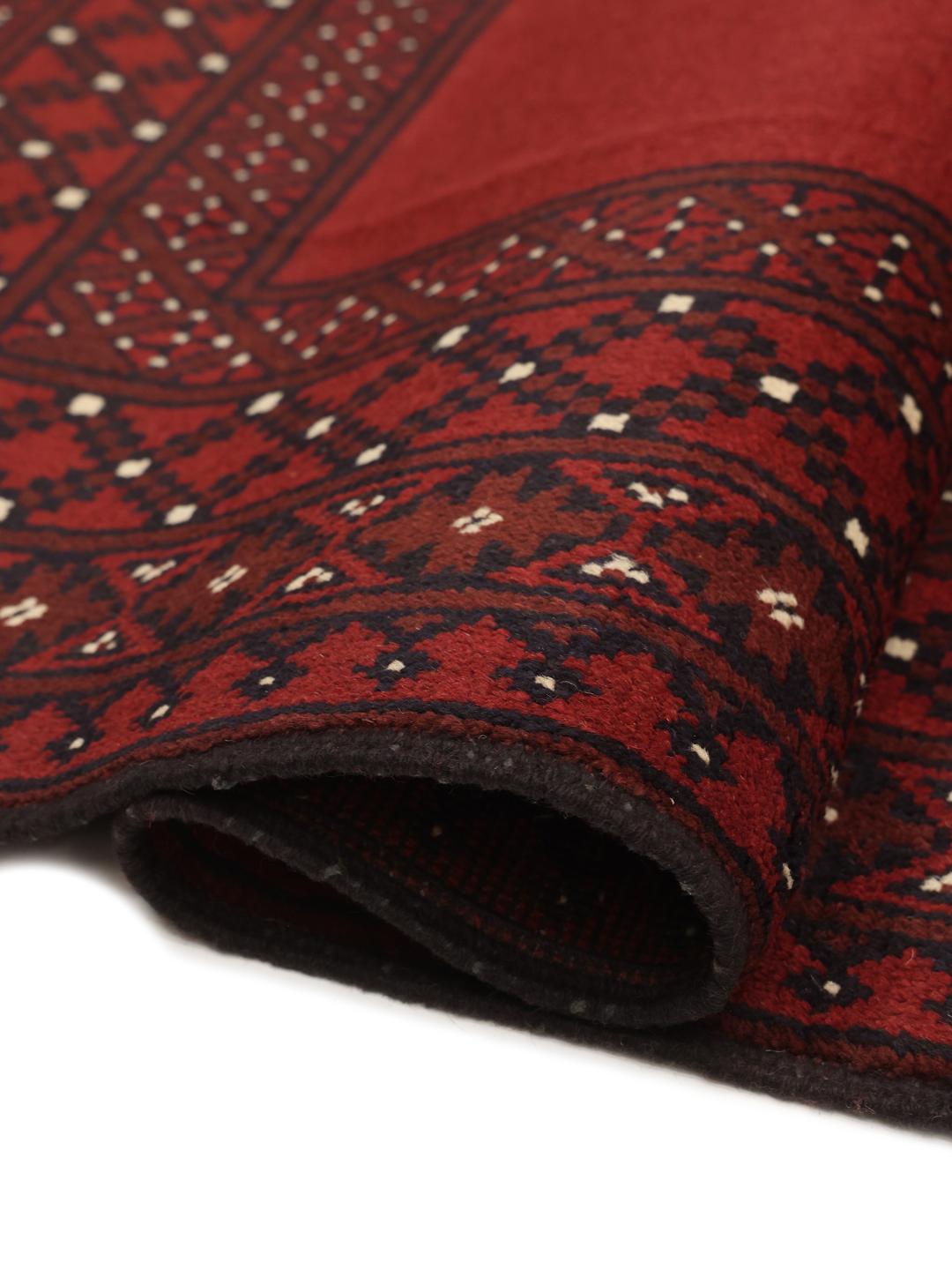 Handgeknoopt Afghan Akhche-tapijt met een rijk donkerrood veld en decoratieve rand
