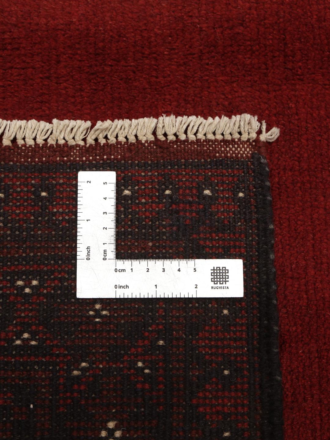 Handgeknoopt Afghan Akhche-tapijt met een rijk donkerrood veld en decoratieve rand