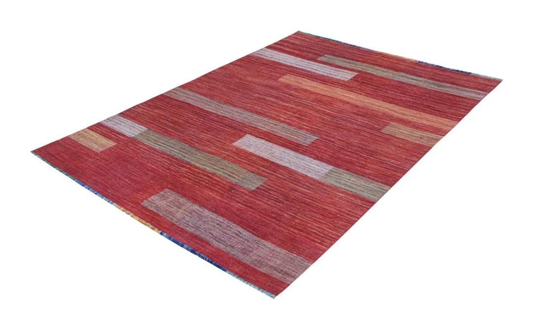 Een rood Afghaans kelim vloerkleed met moderne lineaire patronen