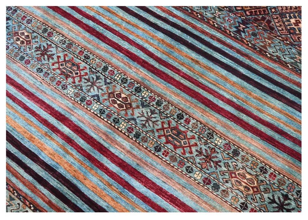 Håndknyttet afghansk tæppe med et stribet rødt og blåt design