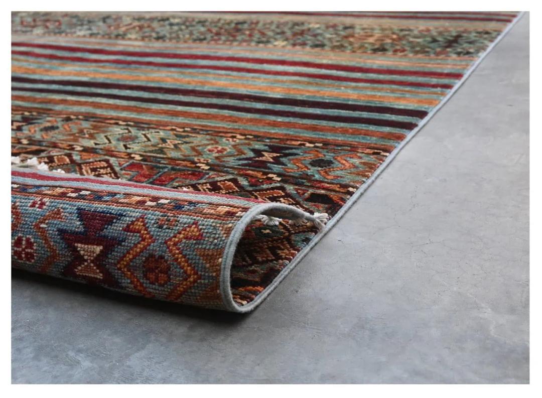 Håndknyttet afghansk tæppe med et stribet rødt og blåt design