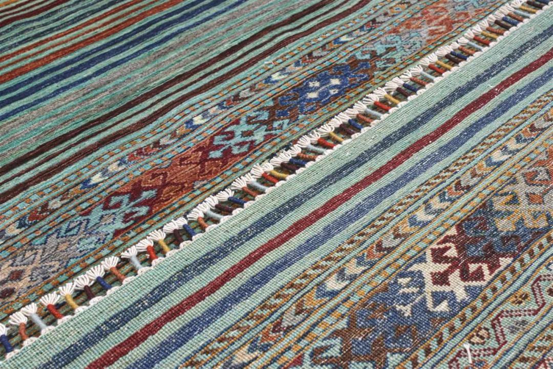 Håndlavet afghansk tæppe med geometriske mønstre i teal og flerfarvede nuancer