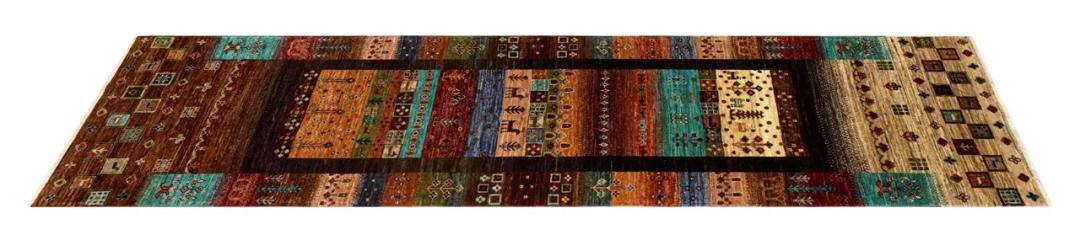 Un long tapis couloir afghan présentant un motif géométrique et tribal multicolore et vibrant.
