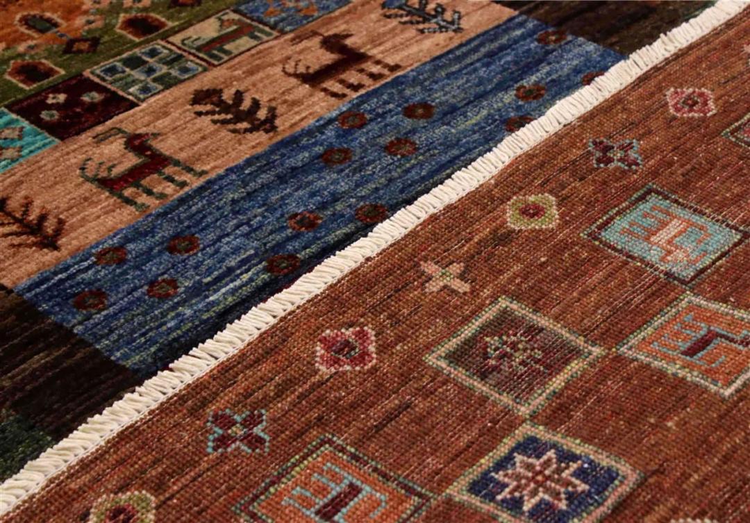 Un long tapis couloir afghan présentant un motif géométrique et tribal multicolore et vibrant.