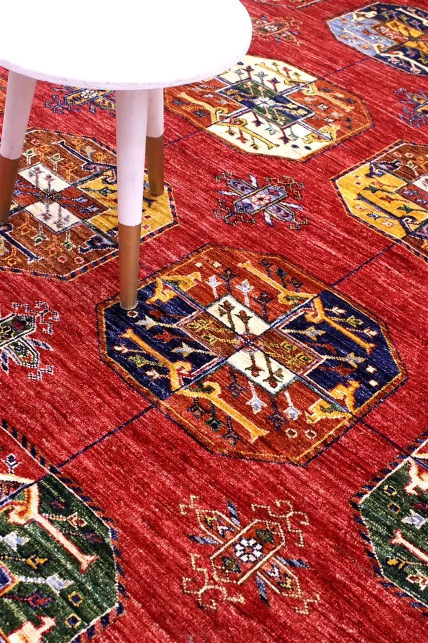 Handgeknoopt Afghaans Kunduz-tapijt met rood veld en geometrische patronen
