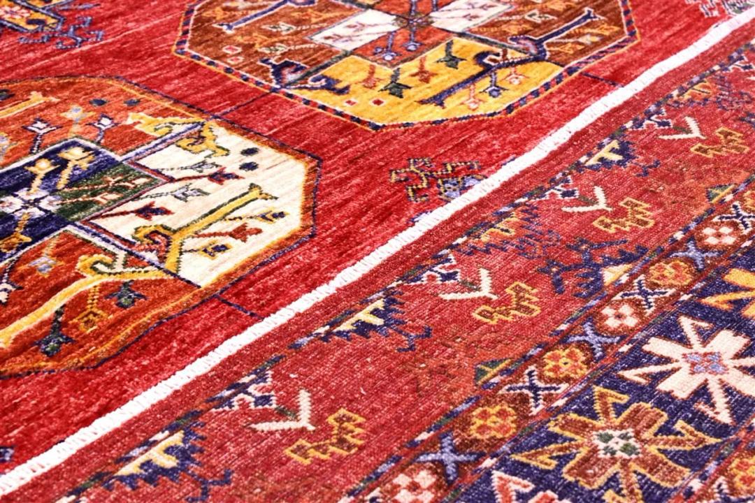 Handgeknoopt Afghaans Kunduz-tapijt met rood veld en geometrische patronen