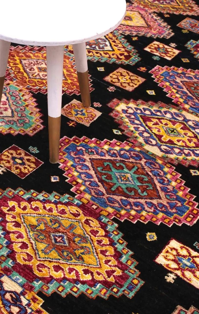 Handgeknoopt Afghaans tapijt met een zwart veld en veelkleurige geometrische patronen
