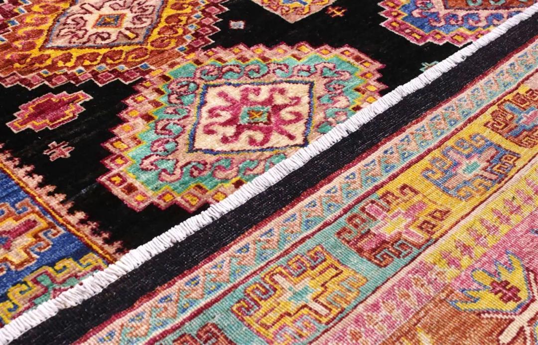 Handgeknoopt Afghaans tapijt met een zwart veld en veelkleurige geometrische patronen