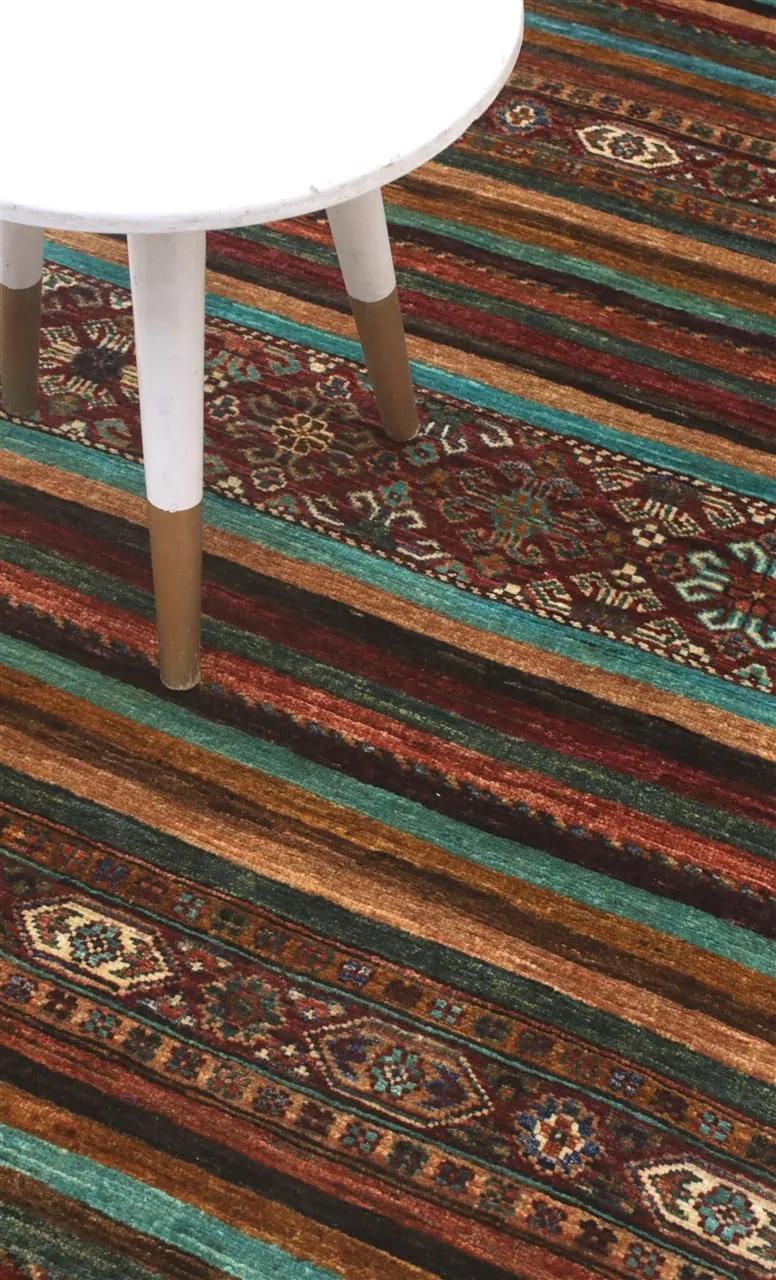 Handgeknoopte loper uit Afghanistan met levendige geometrische banden in meerdere kleuren