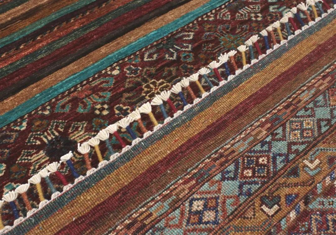 Handgeknoopte loper uit Afghanistan met levendige geometrische banden in meerdere kleuren