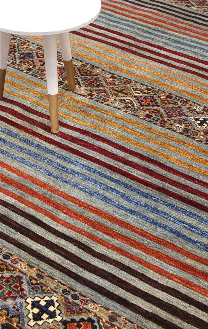 Handgeknoopt Afghaans kleed met veelkleurige geometrische patronen en strepen