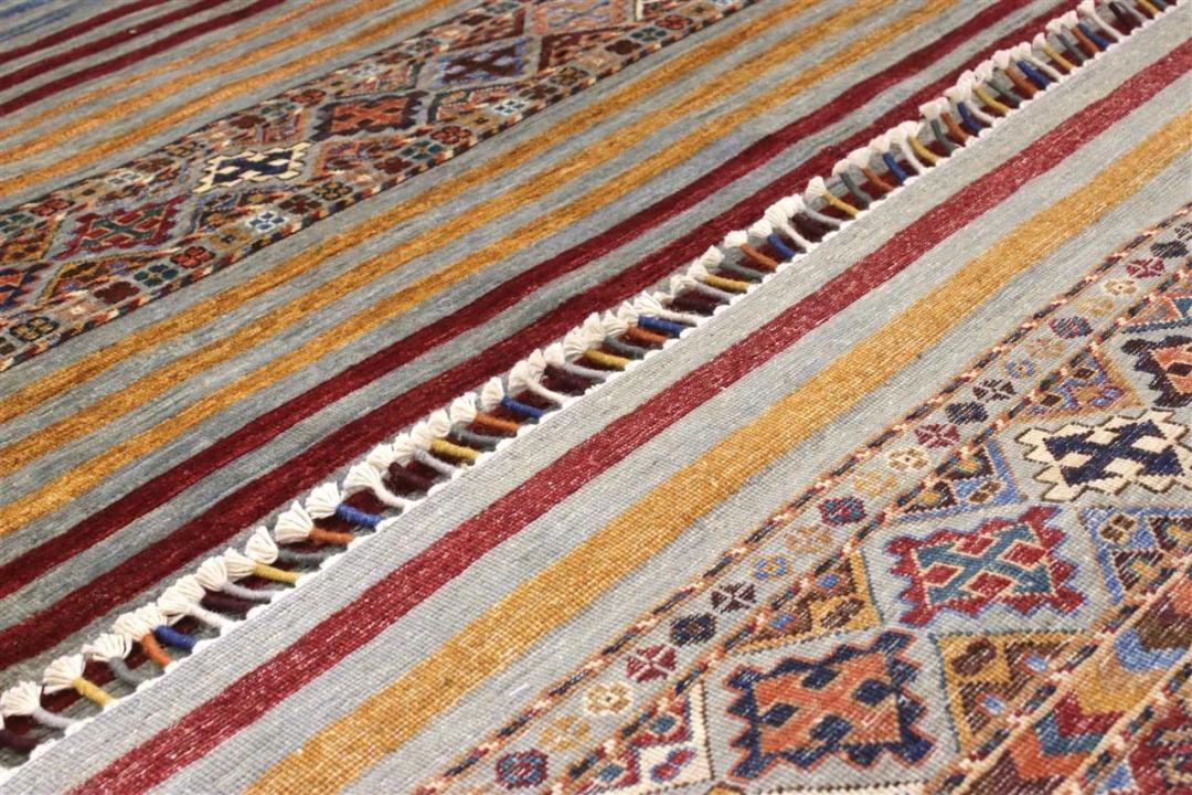 Handgeknoopt Afghaans kleed met veelkleurige geometrische patronen en strepen