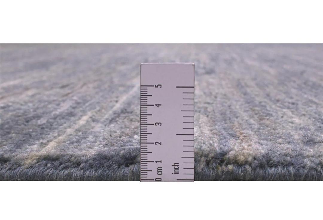 Un tapis Gabbeh noué à la main originaire d'Afghanistan dans des tons bleus profonds.